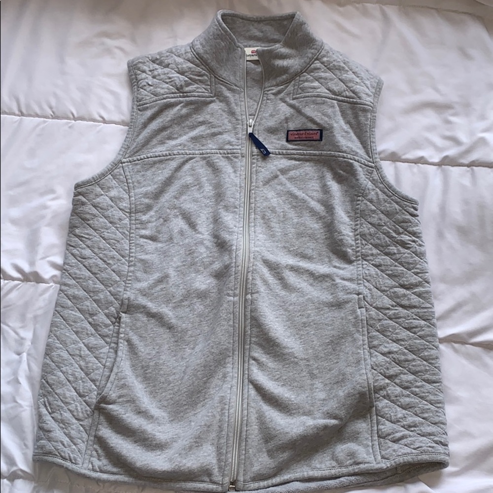 Vineyard Vines grey zip-up vest.